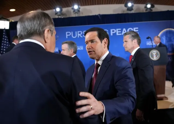 АНКОРІДЖ, АЛЯСКА – 15 СЕРПНЯ: Державний секретар США Марко Рубіо розмовляє з міністром закордонних справ Росії Сергієм Лавровим після прес-конференції між президентом США Дональдом Трампом та президентом Росії Володимиром Путіним на спільній базі Елмендорф-Річардсон 15 серпня 2025 року в Анкориджі, Аляска.