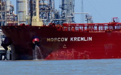 Американці відмовились від захоплення танкера “сірого флоту” через російський прапор на борту.