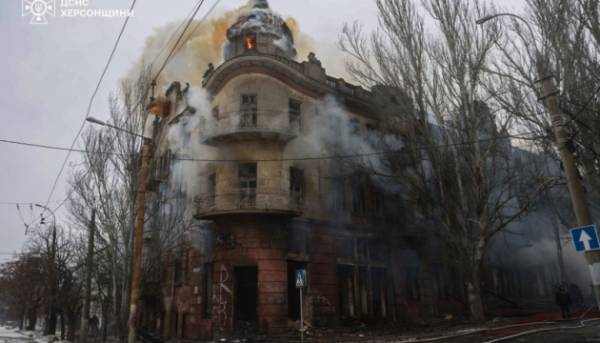 У Херсоні ворожий вогонь пошкодив міський готель-символ.