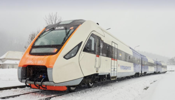 Нетипово сувора погода гальмує курсування поїздів – Укрзалізниця