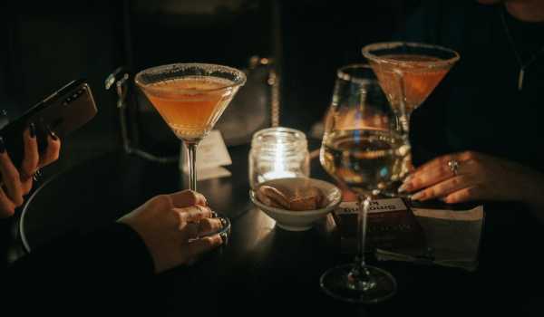 Як пити менше алкоголю: 6 працюючих способів без заборон