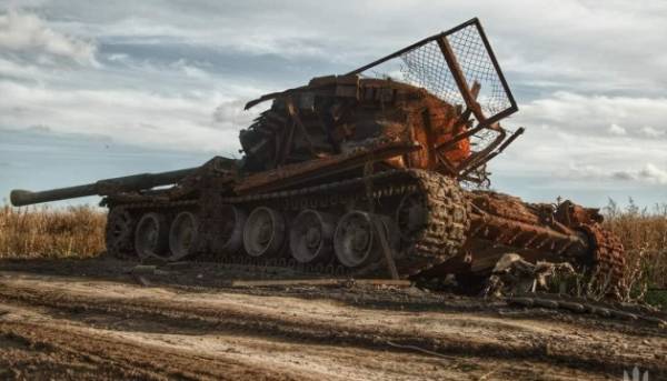 Воїни-десантники продемонстрували знищення танка та мотоциклів окупантів за допомогою дронів.