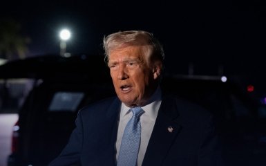 “Не збагну, що ти коїш”. Макрон пробує стримати Трампа сам-один.