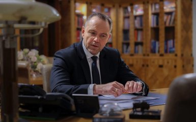 Навроцький закликав Зеленського дати відповідь на ці питання.