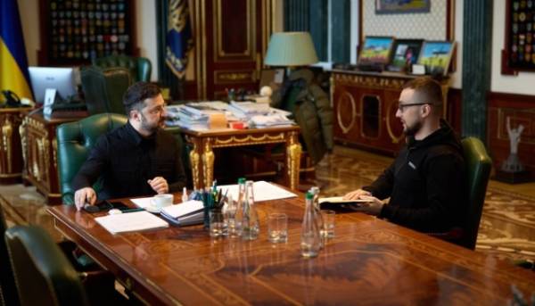 Зеленський поспілкувався зі Стерненком про допомогу добровольцям.