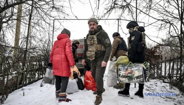 Евакуація: коштовності в залізній колисці.