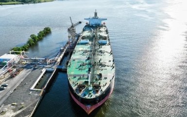 Американці конфіскували ще одне судно-“привид” з російським вантажем — ролик