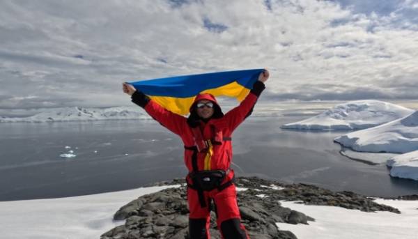 Українські дослідники Арктики сформували коло єднання біля станції “Академік Вернадський”