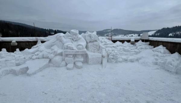 На Карпатських горах митці зліпили з криги двометрову фігуру гуцула.