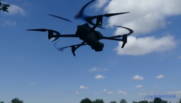 На півдні дрони прикордонників знищили російський човен та наземного робота.