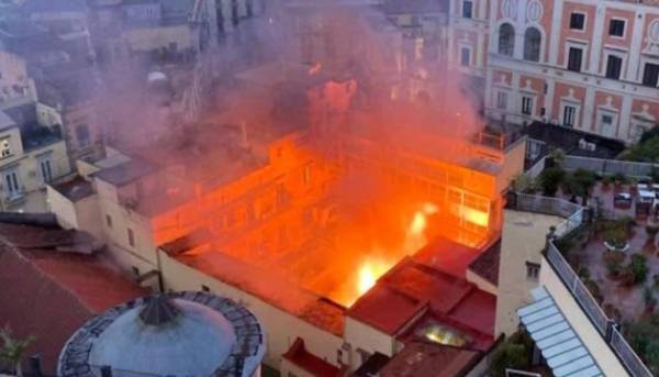 Неаполь: історичний театр знищено вогнем