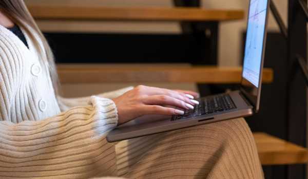 Синдром “комп'ютерної шиї”: до чого призводить сидяча робота і як зняти біль…