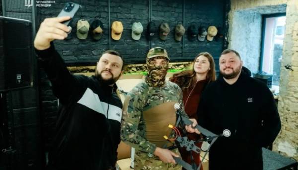 Спецпризначенці розвідки отримали дрони вартістю понад 2 мільйони гривень від групи митців.