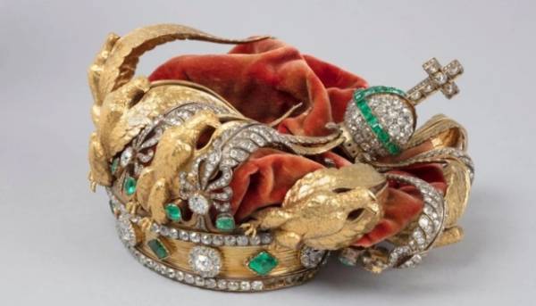 У Луврі вперше виставили пошкоджену корону імператриці Євгенії після крадіжки.