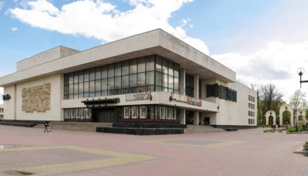 Очільник держави відзначив митців Франківського драмтеатру почесними званнями.