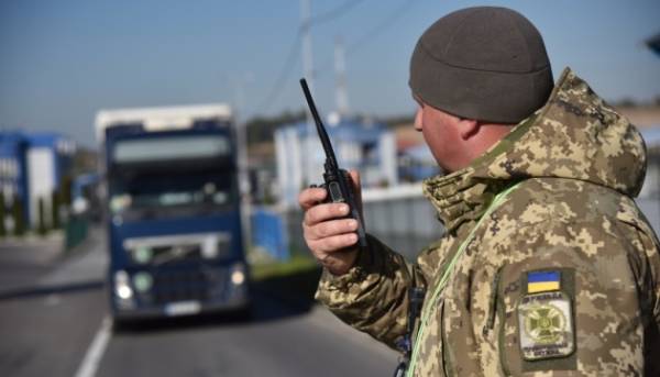 Молдова знову пропускає українські вантажівки.