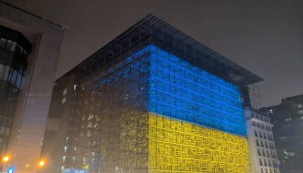 Європейські будівлі в Брюсселі засяяли кольорами українського стягу.