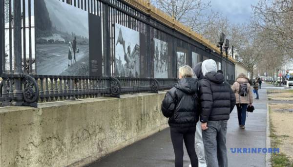 Знімки з українського документального циклу вивісили на паркані МЗС Франції.