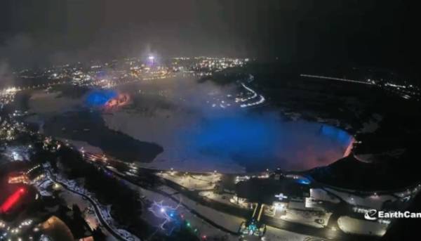 Ніагарський водоспад засяяв кольорами українського прапора на підтримку України.