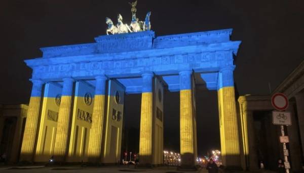 Бранденбурзькі ворота в Берліні засяяли кольорами українського стягу.