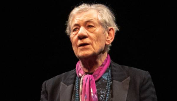 Ієн Маккеллен зачитав вірш Дроня в річницю початку великої війни Росії проти…