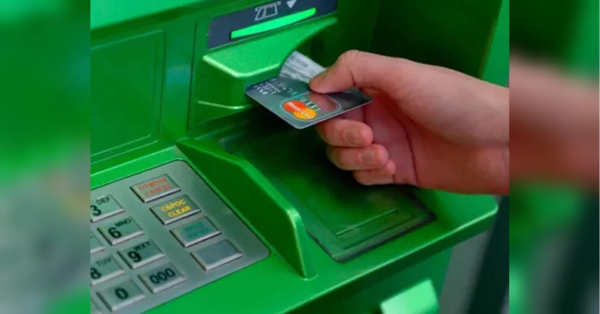Що робити, коли банкомат вимкнувся під час отримання коштів: детальна…