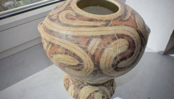 Історичний музей поповнився трипільською вазою, яку хотіли вивезти у Швейцарію.