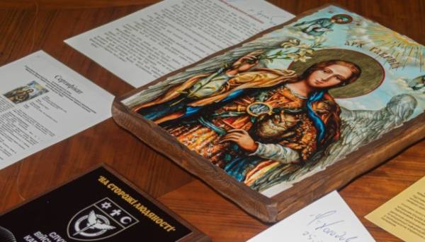 Розвідка подарувала Музею війни репліку відомчої ікони ГУР.