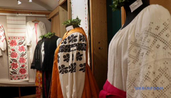 У Львові презентували експозицію вишиваних рушників, сорочок і вбрань з межі ХІХ…