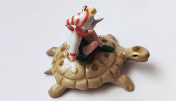 Херсонський артмузей поповнився конфіскатом: київські митники передали порцелянову мініатюру