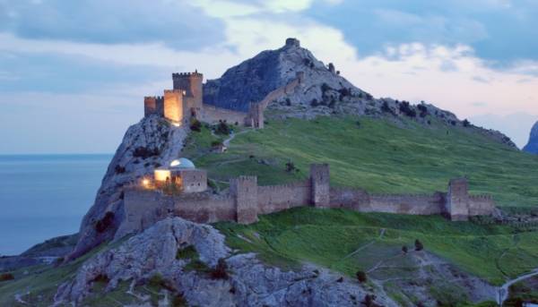 У Феодосії: Докова вежа фортеці в небезпеці руйнування