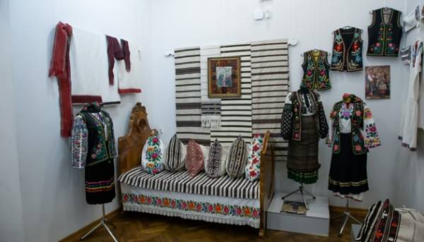 Збірка “темних” сорочок 19-20 століть з музею Гуцульщини та Покуття.