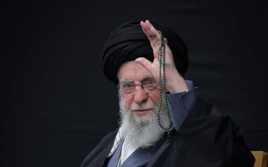 Величезні натовпи іранців радіють смерті Хаменеї на міських площах – відеозапис