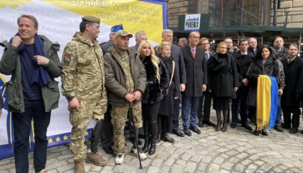 У серці Нью-Йорка з помпою здійняли український стяг.