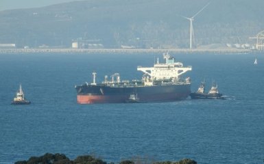Трійка гігантських танкерів перетнула Ормузький пролив: до чого це?