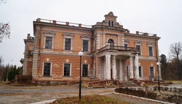 Росіяни сплюндрували маєток Харитоненків на Сумщині.