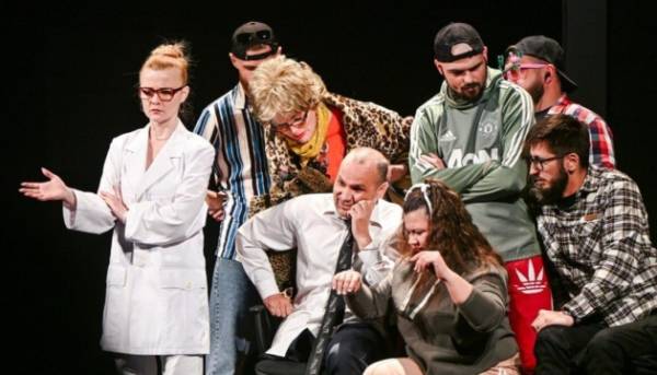 У Львові воїни-ветерани представили на сцені комедійно-трагічну п’єсу “Керманич ліфту”.