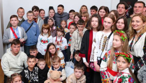 Пасха в Софії Київській: Президентське подружжя долучилося до доброчинного проєкту “Малечі наших&hellip;