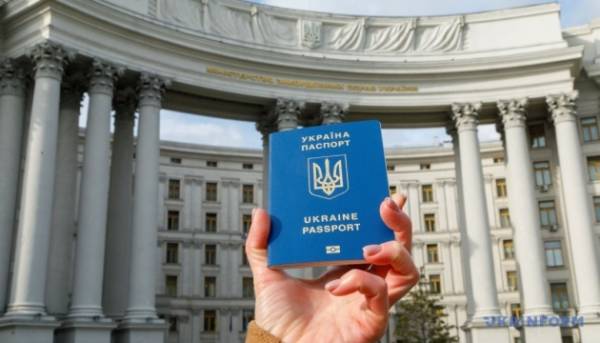 Минулого року українські консульства видали майже 200 тисяч закордонних паспортів, заявив генконсул.