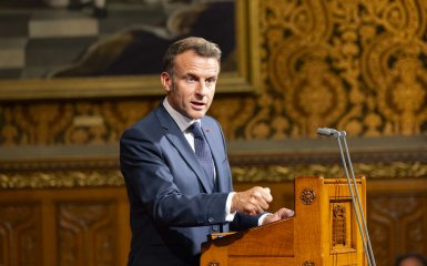 Це не вистава. Макрон відповів Трампу після зауважень про НАТО.