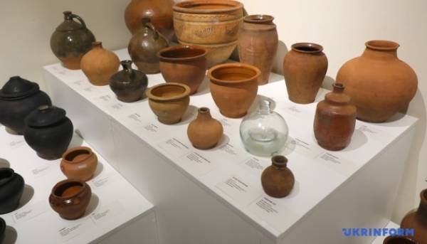 Київ приймає дві експозиції про врятовані артефакти Чорнобильської зони.