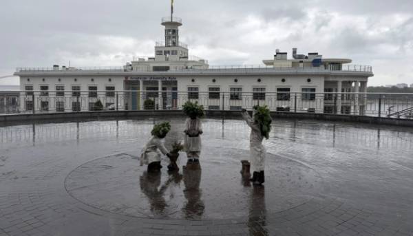 Малюки-засновники Києва в трипільських шатах