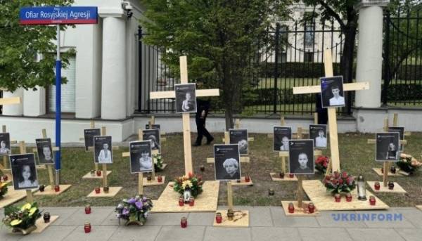 Фото жертв біля російського представництва: протест у Варшаві.