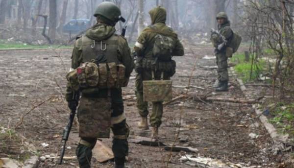 Двом російським воякам, причетним до розстрілу жінки в Бучі, повідомлено про підозру.