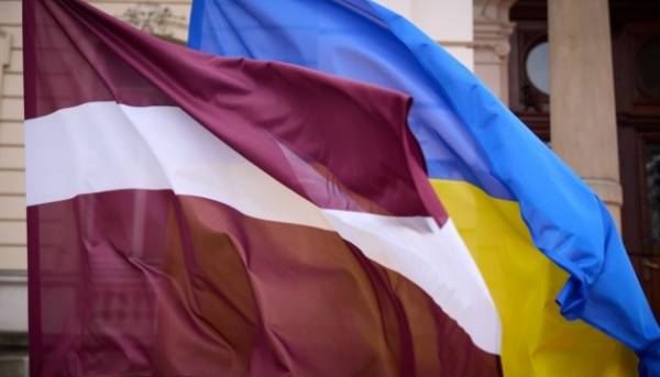 Латвія передала Україні старовинні документи з архівів 19-20 століть