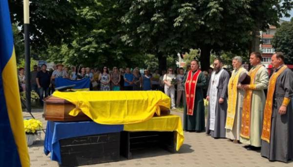 Провели в останню путь пілотів, що загинули в авіакатастрофі Су-24М на Хмельниччині.