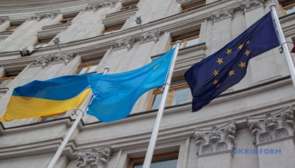 В Украине чествують День кримськотатарського стяга