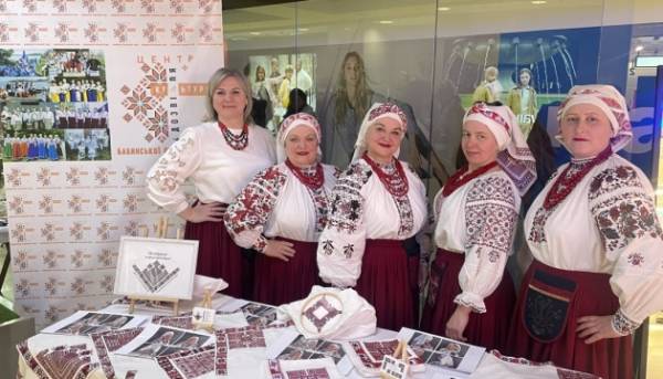 Вишиті картини із бузком та хустки на чотири кути тепер увійшли до…