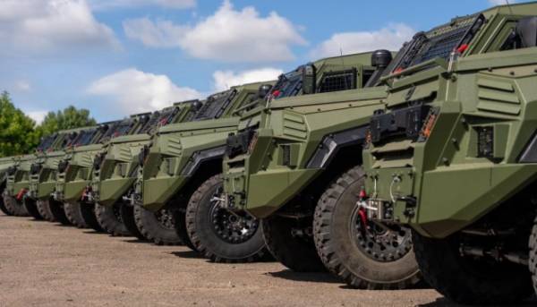 Доставлено тринадцять броньованих автівок для українських військових медиків.