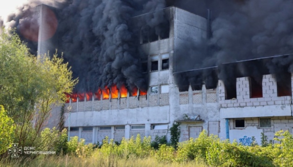 Російські війська завдали удару по Чернігову, спричинивши займання на заводі